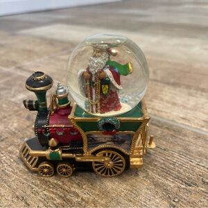 Thomas Kinkade Wonderland Express Snow Globe Train Santa Claus is Comin' To Town